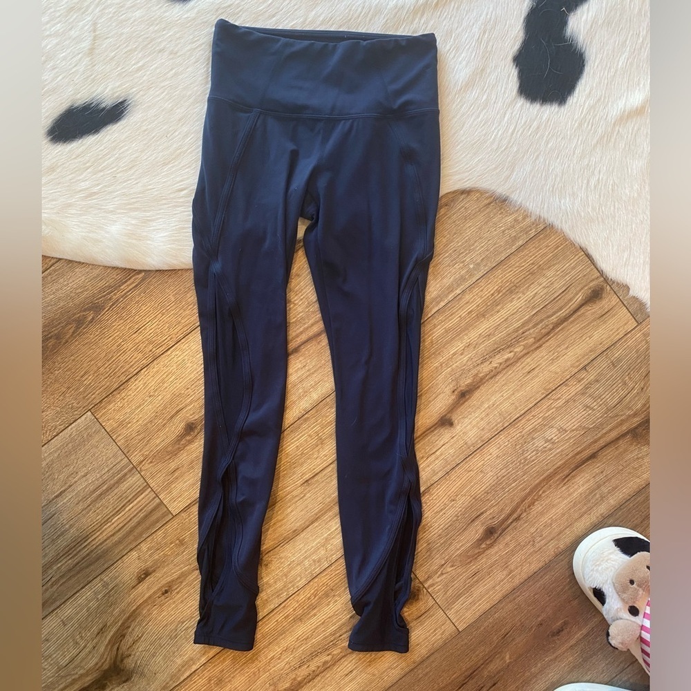 Athleta Salutation Stash High Rise Mesh 7/8 Legging.